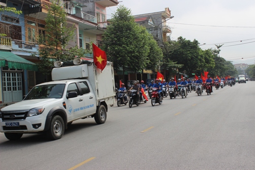  Lực lượng đoàn viên thanh niên tham gia diễu hành tuyên truyền về an toàn giao thông tại tuyến phố chính của thành phố Tuyên Quang